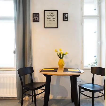 Shabby Chic +freshly Furnished +self Check-in Apartment Berlin